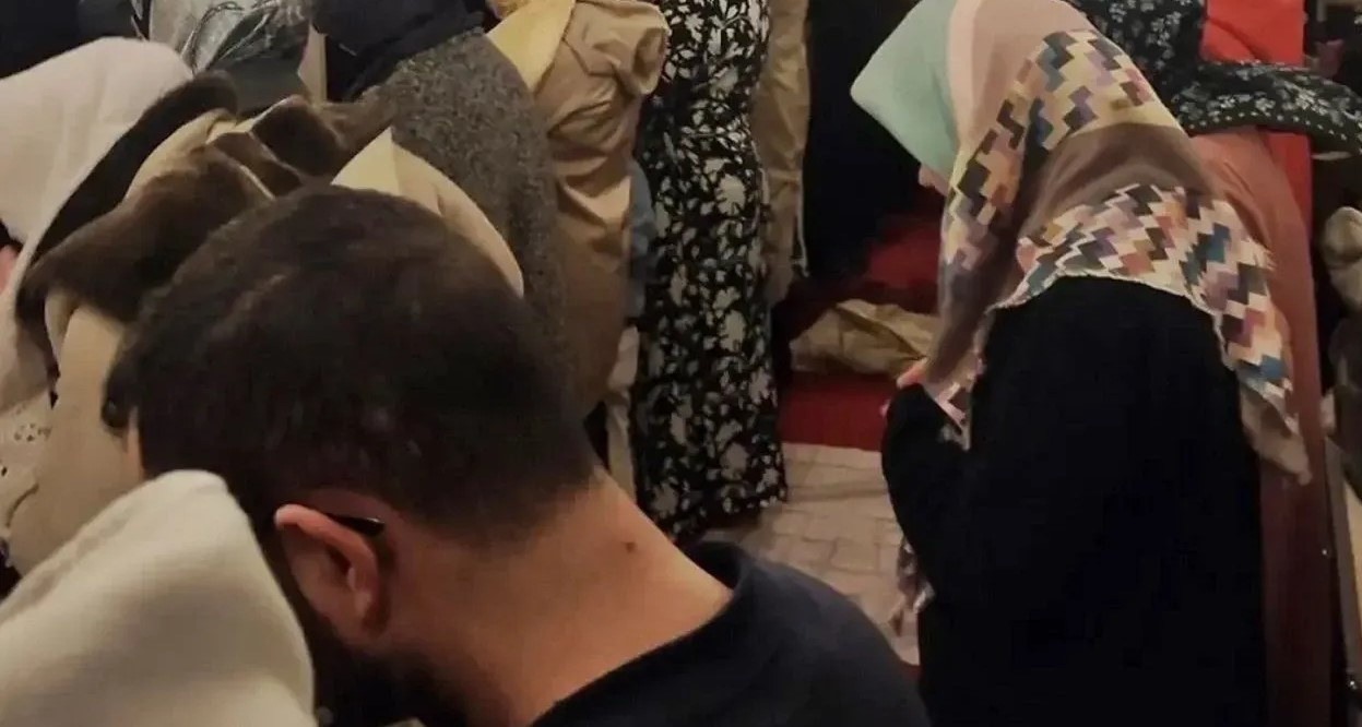 Üsküdar’da kadın ve erkek yan yana namaz kıldı, kaymakamlık bu